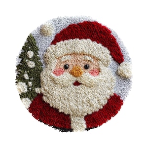 Könnte beinhalten: Runde, strukturierte Weihnachtsdekoration mit dem Weihnachtsmann. Der rote Hut und Mantel des Weihnachtsmanns kontrastieren mit seinem weißen Bart und den rosigen Wangen. Ein grüner Weihnachtsbaum und ein verschneiter Hintergrund vervollständigen das festliche Design.