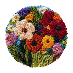 Puede incluir: Una alfombra redonda, hecha a mano, con un diseño floral vibrante. La alfombra muestra un ramo de flores coloridas, incluyendo flores rojas, naranjas, amarillas, moradas y blancas, sobre un fondo verde. La textura de la alfombra es densa y afelpada, con una apariencia detallada y artesanal.