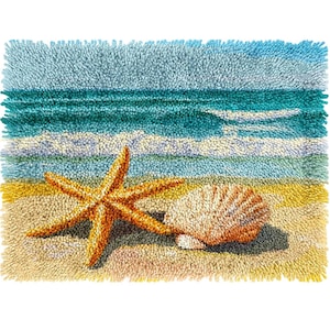Può includere: Un primo piano di un tappeto con scena da spiaggia con una stella marina e una conchiglia. Il tappeto è realizzato con un materiale morbido e soffice e presenta un design a onda oceanica blu.