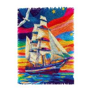Peut inclure: Une œuvre d'art texturée et colorée représentant un voilier sur l'océan. L'image présente un ciel vibrant avec un arc-en-ciel et des étoiles, un goéland et un navire détaillé avec des voiles blanches. L'œuvre est encadrée d'une bordure bleu foncé.