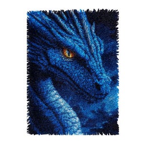 Peut inclure: Gros plan sur le visage d'un dragon bleu avec un œil jaune. Le dragon est fait de laine et est un projet de crochet de tapis.