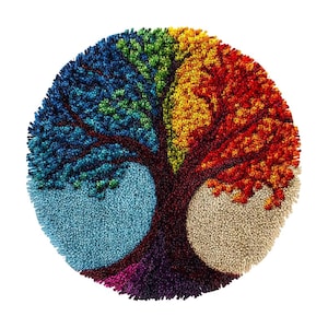 Peut inclure: Un tapis rond et coloré représentant un arbre. Les branches et les feuilles de l'arbre sont représentées dans un spectre de couleurs, notamment le bleu, le vert, le jaune et le rouge. Le tronc est marron et le fond est beige clair.