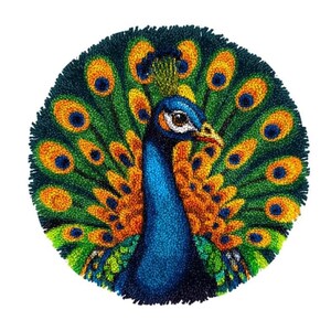 Può includere: Un design rotondo e colorato di pavone con un aspetto dettagliato e strutturato. Il pavone presenta un corpo e una testa blu vibranti, con un ventaglio di piume verdi, gialle e arancioni. L'opera d'arte è ambientata su uno sfondo bianco.