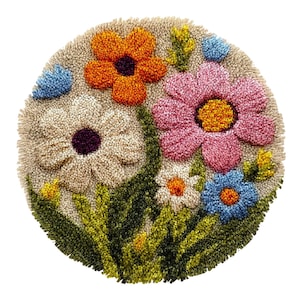 Pode incluir: Um tapete redondo, tufado à mão, com um design floral. O tapete apresenta um fundo bege com flores vibrantes em tons de laranja, rosa, branco e azul, rodeadas por folhagem verde. As flores têm pétalas texturizadas e em relevo.