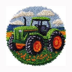 Peut inclure: Un tapis à nouer circulaire représentant un tracteur vert dans un champ. Le motif comprend un ciel bleu avec des nuages blancs, une carrosserie de tracteur verte, de grands pneus noirs aux centres orange et une herbe verte avec des touches orange.