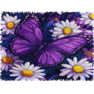 Peut inclure: Un tapis texturé avec un grand papillon violet au centre, entouré de marguerites blanches à cœur jaune. Le fond est bleu foncé, créant un contraste saisissant. Le tapis a un aspect fait main et une finition texturée.