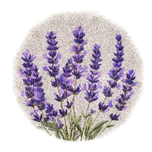 Op de afbeelding: Een ronde, handgetufte vloerkleed met een lavendel bloemenontwerp. Het vloerkleed heeft een lichtgrijze achtergrond met gedetailleerde paarse lavendel takjes en groene bladeren. De textuur van het vloerkleed is zichtbaar, met een zachte, pluche uitstraling.