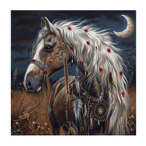 Puede incluir: Una pintura detallada de un caballo con una larga melena blanca adornada con cuentas rojas. El caballo está adornado con plumas y patrones tribales, sobre un cielo nocturno con una luna creciente. El caballo está en un campo de hierba alta.