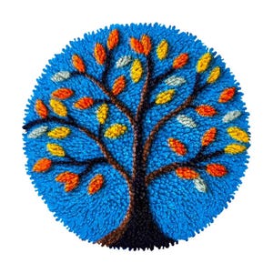 Peut inclure: Une œuvre d'art ronde et texturée représentant un arbre avec un tronc et des branches bruns. Les feuilles sont dans des tons d'orange, de jaune et de blanc, sur un fond bleu. L'œuvre est probablement une pièce textile, peut-être un tapis ou une tenture murale.