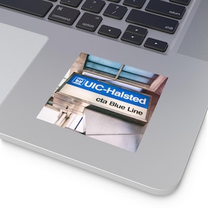 Puede incluir: Una pegatina con un letrero de la estación UIC-Halsted cta Blue Line. El letrero es rectangular con una combinación de colores azul y blanco, y se muestra el texto "UIC-Halsted cta Blue Line".