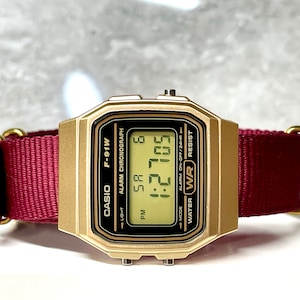 Aangepaste gouden Casio horloge op bordeauxrode band afbeelding 3