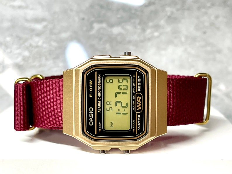 Aangepaste gouden Casio horloge op bordeauxrode band afbeelding 3