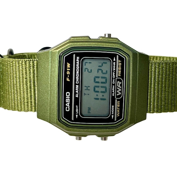Reloj Casio verde personalizado con correa verde y herrajes negros