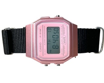 Reloj Casio rosa personalizado con correa negra y herrajes plateados