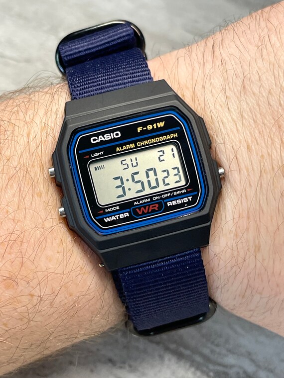 Aangepaste zwarte Casio horloge op zwarte band met zwarte hardware Etsy Nederland