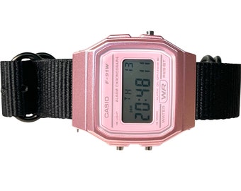 Reloj Casio rosa personalizado con correa negra y herrajes negros