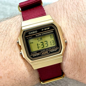 Aangepaste gouden Casio horloge op bordeauxrode band afbeelding 2