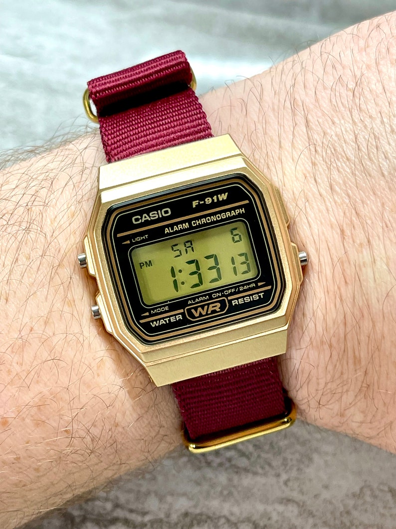 Aangepaste gouden Casio horloge op bordeauxrode band afbeelding 2