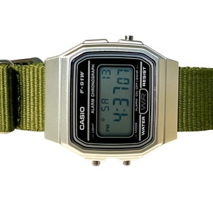 Orologio Casio personalizzato in argento e nero con cinturino verde
