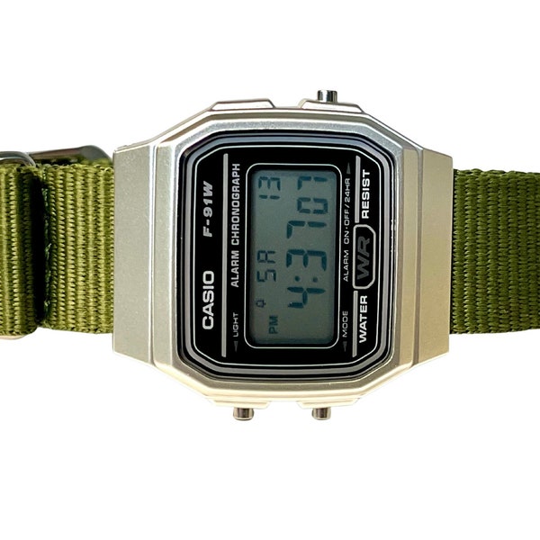 Montre Casio personnalisée argentée et noire sur bracelet vert