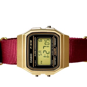 Aangepaste gouden Casio horloge op bordeauxrode band afbeelding 1