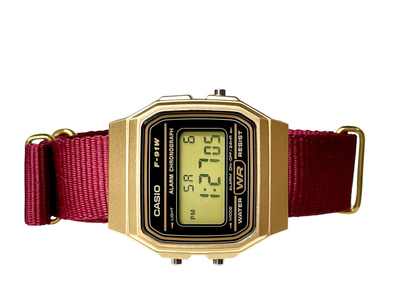 Aangepaste gouden Casio horloge op bordeauxrode band afbeelding 1