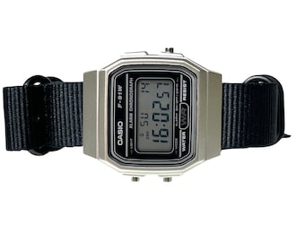 Montre Casio personnalisée argentée et noire sur bracelet noir avec matériel noir