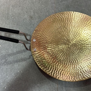 Handgjord mässingstawa: Autentisk indisk stekpanna, roti och paratha