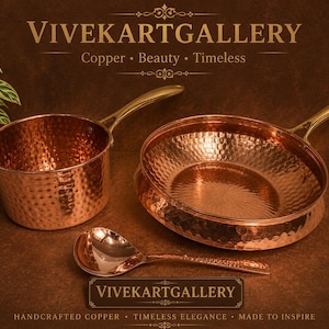 Könnte beinhalten: Ein Set aus gehämmertem Kupferkochgeschirr, bestehend aus einem tiefen Stieltopf, einer breiten Pfanne und einer passenden Schöpfkelle, alle mit Griffen aus poliertem Messing. Der Text VIVEKARTGALLERY Copper Beauty Timeless und VIVEKARTGALLERY HANDCRAFTED COPPER TIMELESS ELEGANCE MADE TO INSPIRE ist sichtbar.