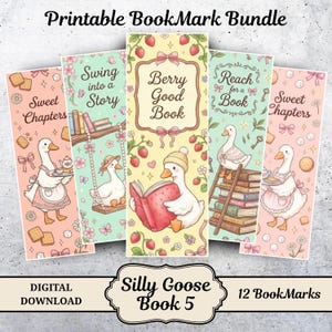 Puede incluir: Un conjunto de 12 marcadores imprimibles con ilustraciones caprichosas. Cada marcador muestra un ganso de dibujos animados en varias escenas, con frases como "Sweet Chapters" y "Berry Good Book". El diseño incluye fresas, lazos y elementos florales.