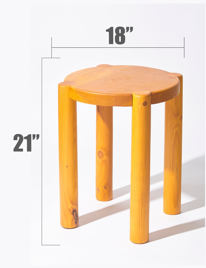 K&ouml;nnte beinhalten: Ein Hocker aus Holz mit runder Oberseite und vier Beinen. Der Hocker ist 46 cm breit und 53 cm hoch.