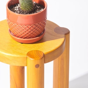 Taburete de madera Bonnet amarillo dorado / Diseño escandinavo / Excelente para plantas y asientos imagen 10