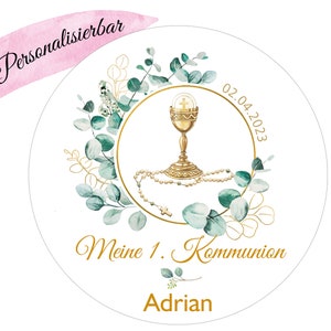 Könnte beinhalten: Ein weißer runder Aufkleber mit einem goldenen Kelch, Rosenkranzperlen und grünen Eukalyptusblättern. Der Text "Meine 1. Kommunion" und "Adrian" ist in goldenen Buchstaben. Das Datum "02.04.2023" ist ebenfalls in goldenen Buchstaben.
