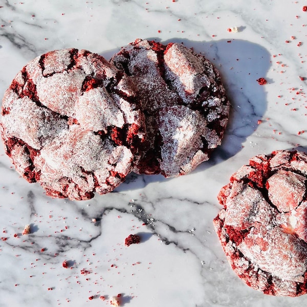 Docena de galletas veganas de terciopelo rojo arrugadas