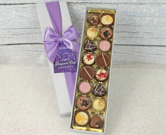 Boîte à chocolats coupe à dessert avec étiquette cadeau. Chocolats belges  inspirés des desserts de luxe. Idéal pour les anniversaires, les  célébrations, Noël et plus encore -  France
