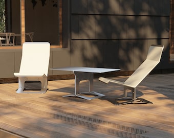 Puede incluir: Dos sillas de metal blanco y una mesa de metal blanco en una terraza de madera. Las sillas son de diseño moderno y minimalista. La mesa es cuadrada y tiene un diseño simple y limpio.