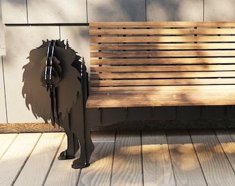 Puede incluir: Un banco de metal negro con un asiento de madera, con forma de león. El banco está al aire libre en una terraza de madera.