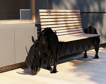 Puede incluir: Un banco de metal negro con forma de rinoceronte con un asiento de listones de madera. El banco está al aire libre en una terraza de madera.