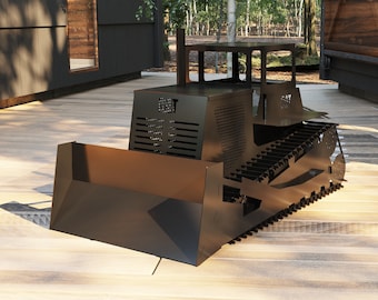 Puede incluir: Un modelo de bulldozer Caterpillar de metal negro con una cuchilla levantada. El modelo está en una plataforma de madera.