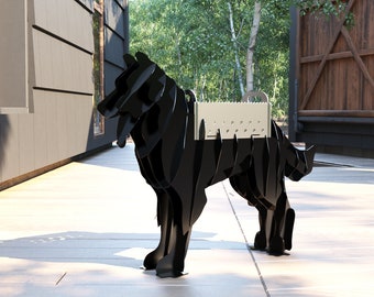 Puede incluir: Escultura de metal negro de un perro con una maceta en la espalda. La maceta está hecha de metal y tiene un acabado gris claro.