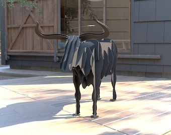Puede incluir: Una escultura de metal negro de un toro de pie en una plataforma de madera. El toro está hecho de muchas piezas de metal que se superponen para crear un efecto 3D.