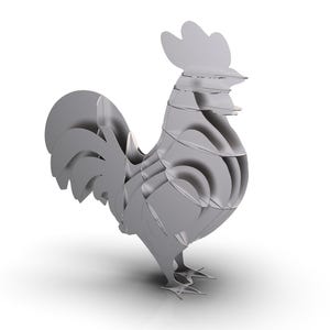 Puede incluir: Una escultura de gallo plateado con un diseño en capas. La escultura tiene una cola, cresta y barbilla detalladas, y se apoya sobre dos patas. El gallo está sobre un fondo blanco.