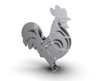 Puede incluir: Una escultura de gallo plateado con un diseño en capas. La escultura tiene una cola, cresta y barbilla detalladas, y se apoya sobre dos patas. El gallo está sobre un fondo blanco.
