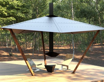 Puede incluir: Un hogar de fuego exterior de metal con una chimenea y un techo de metal. El hogar está rodeado por una plataforma de madera y dos sillas. El hogar está en un área boscosa.