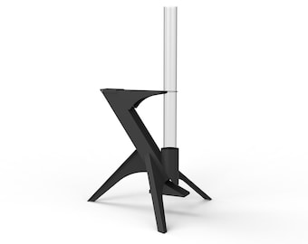 Puede incluir: Un soporte negro moderno de tres patas con un tubo de vidrio cilíndrico transparente. El soporte tiene un diseño geométrico y está sobre un fondo blanco. El soporte parece ser de metal.