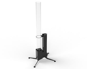Puede incluir: Un soporte de metal negro con un tubo de acrílico transparente y un anillo circular. El soporte tiene una base de trípode.