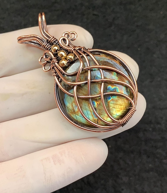Ciondolo Fatto A Mano In Rame Con Pietra Labradorite - Design Avvolto