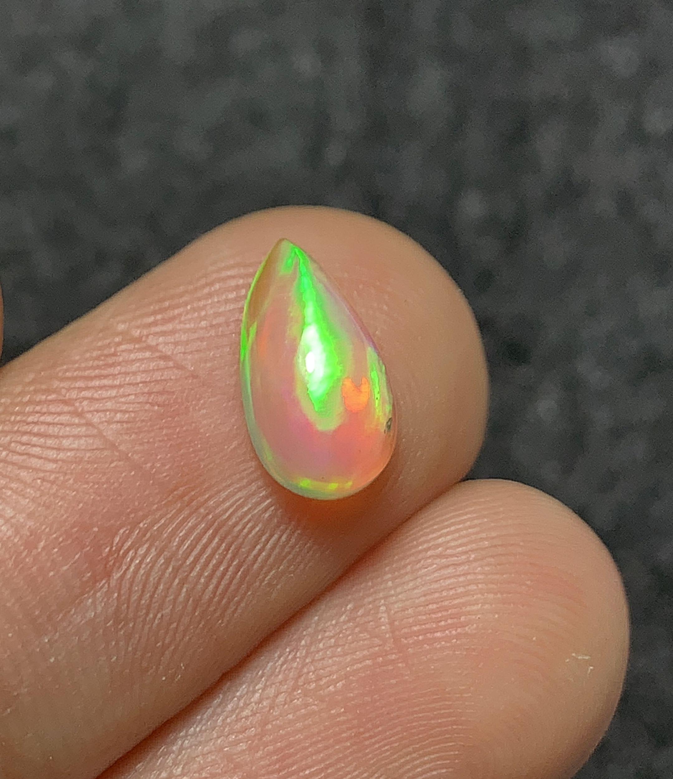 エチオピア産ホワイトオパールトリリアントカボションカットルース3.30ct 天然エチオピア産ホワイトオパール 滑らかなティアドロップ型