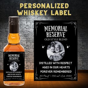 Op de afbeelding: Een whiskyfles met een zwart etiket met de tekst "Memorial Reserve Old Style Blend". Het etiket bevat een zwart-wit foto en de tekst "Gedistilleerd met respect, gerijpt in onze harten, voor altijd herinnerd". De tekst "Personalized Whiskey Label" staat bovenaan.