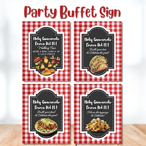 Può includere: Quattro cartelli per buffet di festa con sfondo a scacchi rossi e bianchi. Ogni cartello ha una cornice nera con testo bianco che recita "Holy Guacamole Emma Did It!" e istruzioni per costruire tacos, ciotole o impilare condimenti.